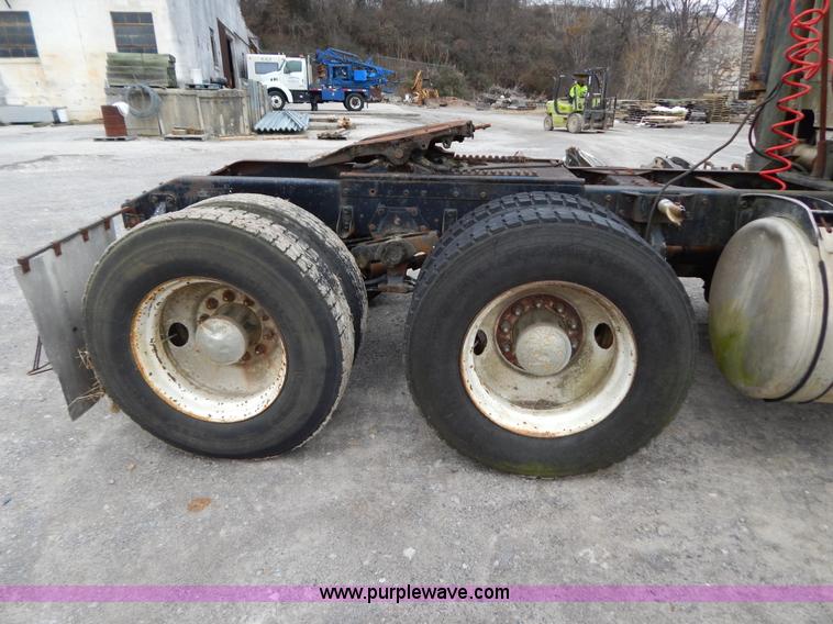image for item I1217 1980 Peterbilt 352 semi truck