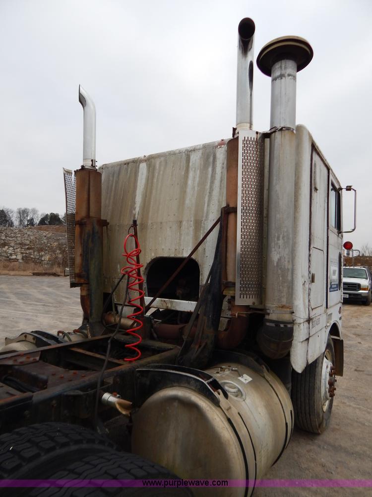 image for item I1217 1980 Peterbilt 352 semi truck
