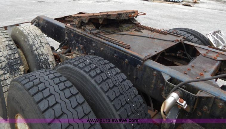 image for item I1217 1980 Peterbilt 352 semi truck