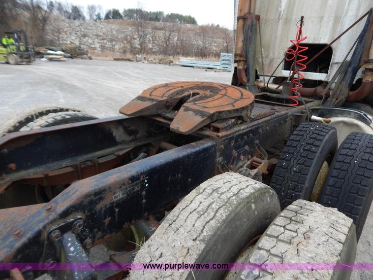 image for item I1217 1980 Peterbilt 352 semi truck