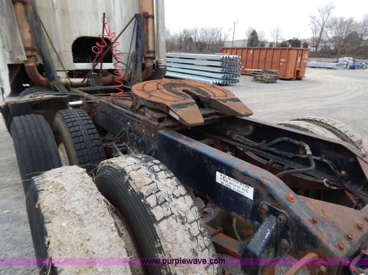 image for item I1217 1980 Peterbilt 352 semi truck