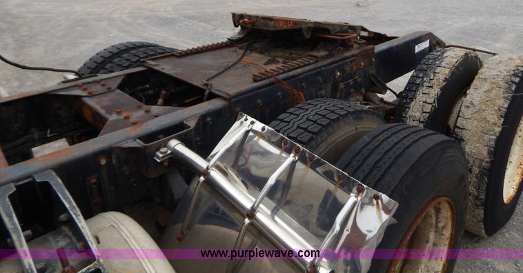 image for item I1217 1980 Peterbilt 352 semi truck