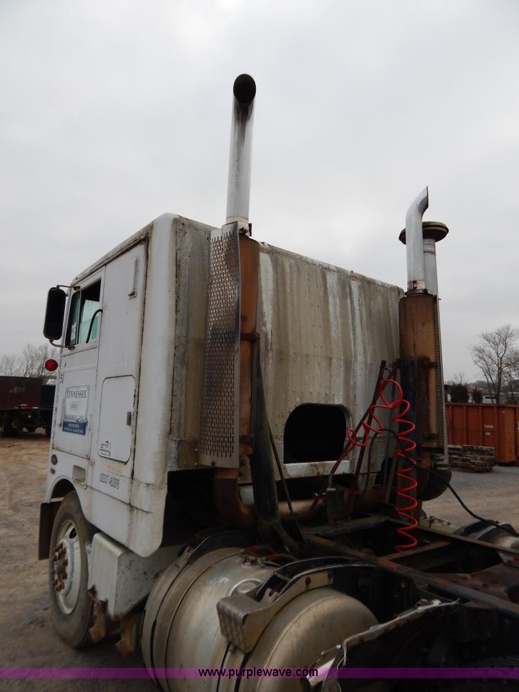 image for item I1217 1980 Peterbilt 352 semi truck