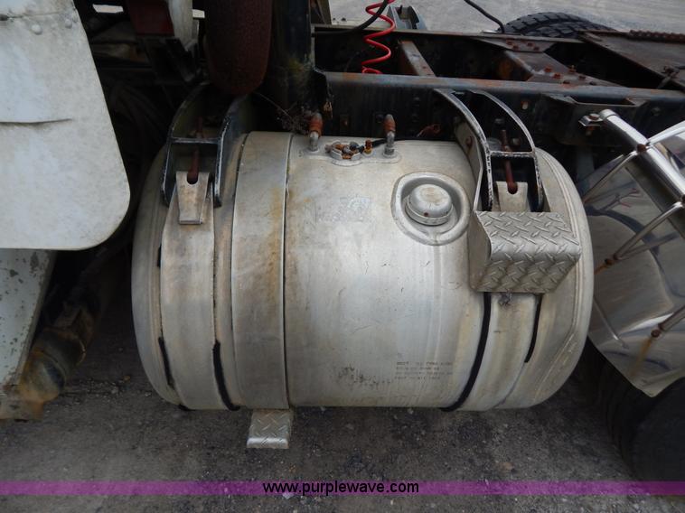 image for item I1217 1980 Peterbilt 352 semi truck