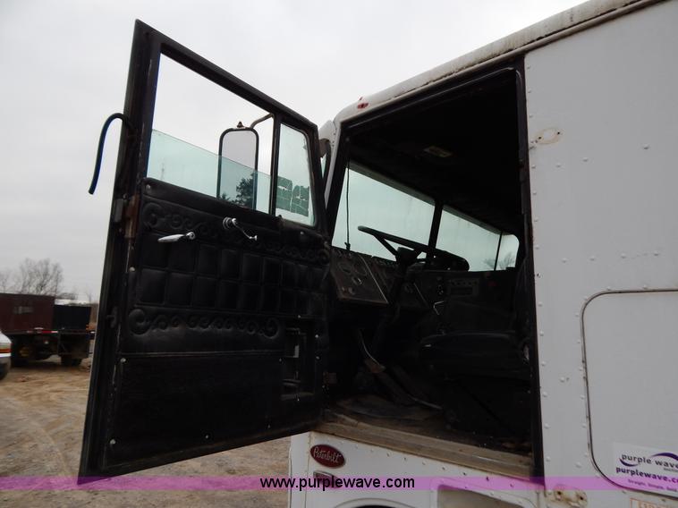 image for item I1217 1980 Peterbilt 352 semi truck
