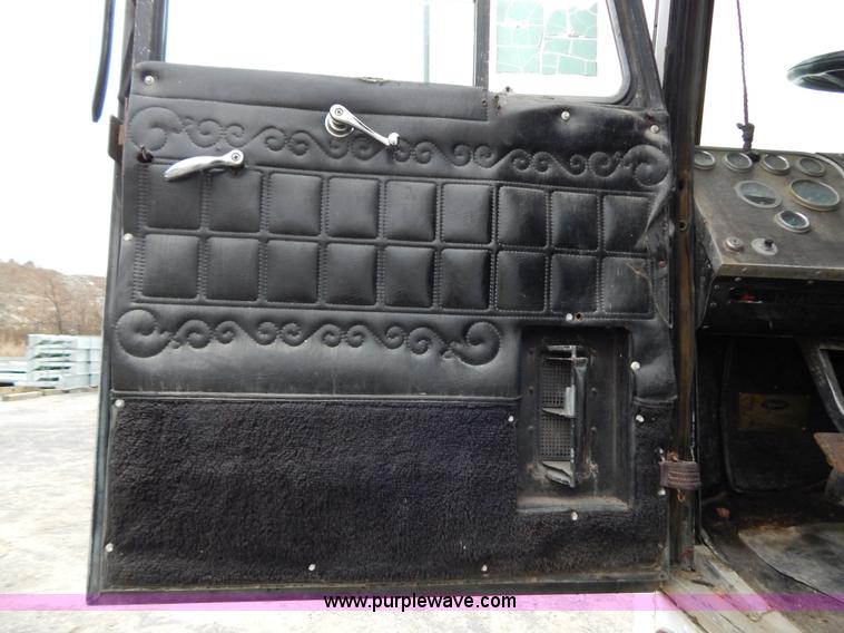 image for item I1217 1980 Peterbilt 352 semi truck