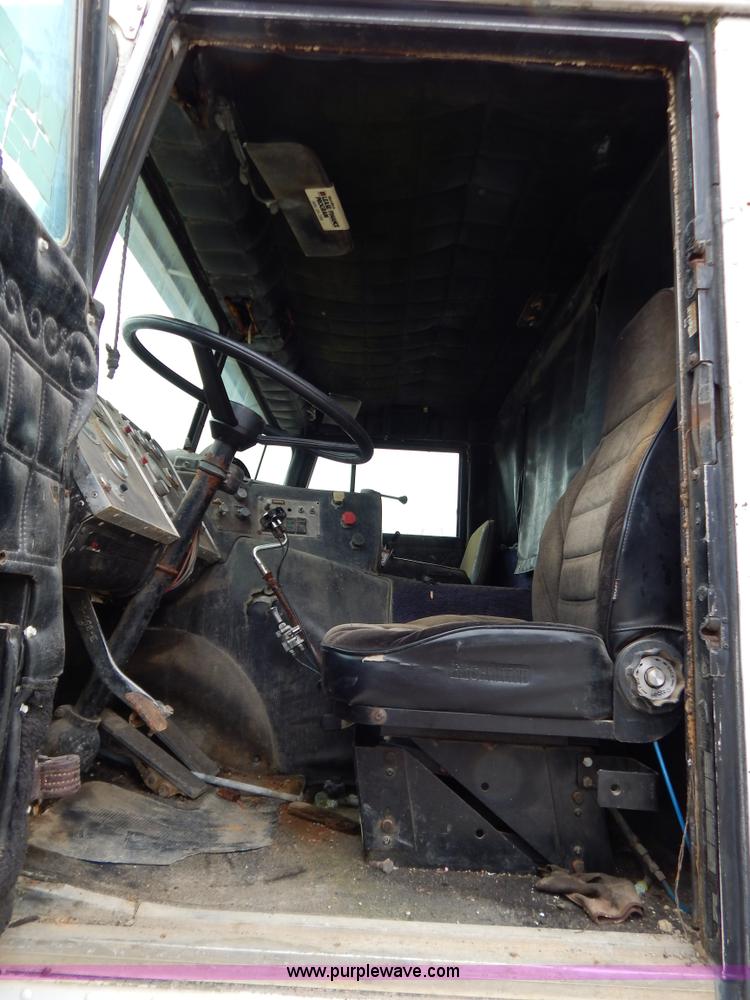 image for item I1217 1980 Peterbilt 352 semi truck