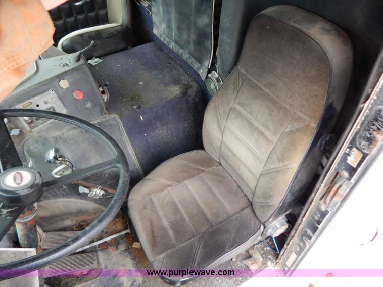 image for item I1217 1980 Peterbilt 352 semi truck