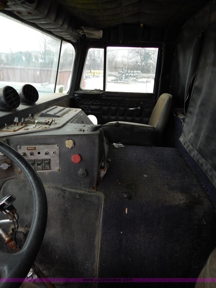 image for item I1217 1980 Peterbilt 352 semi truck
