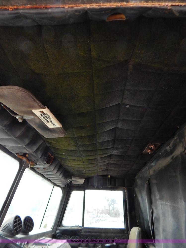 image for item I1217 1980 Peterbilt 352 semi truck
