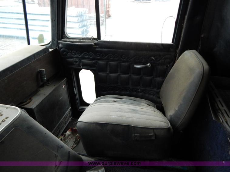 image for item I1217 1980 Peterbilt 352 semi truck