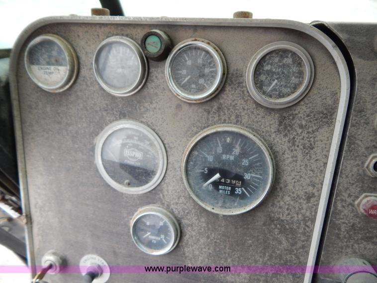 image for item I1217 1980 Peterbilt 352 semi truck