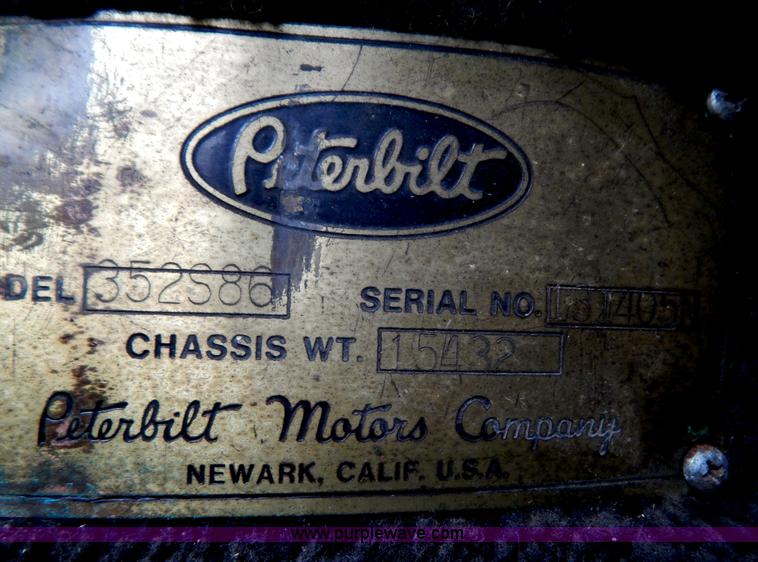 image for item I1217 1980 Peterbilt 352 semi truck
