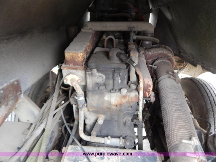 image for item I1217 1980 Peterbilt 352 semi truck