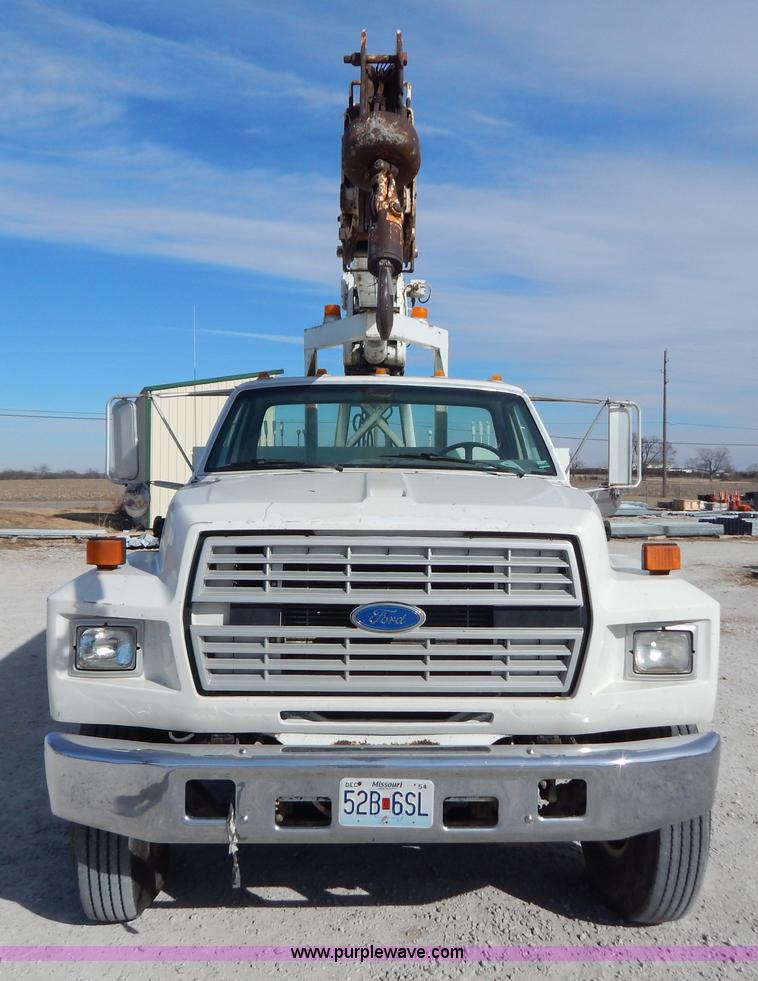 image for item I1238 1992 Ford F900 crane dump truck