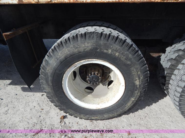 image for item I1238 1992 Ford F900 crane dump truck