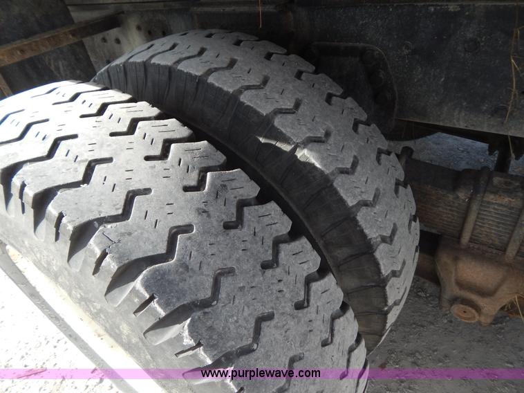 image for item I1238 1992 Ford F900 crane dump truck