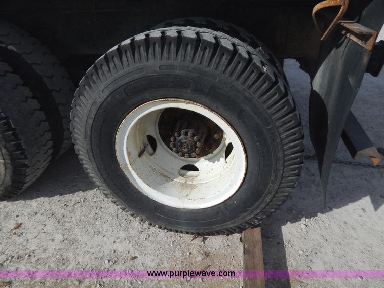 image for item I1238 1992 Ford F900 crane dump truck