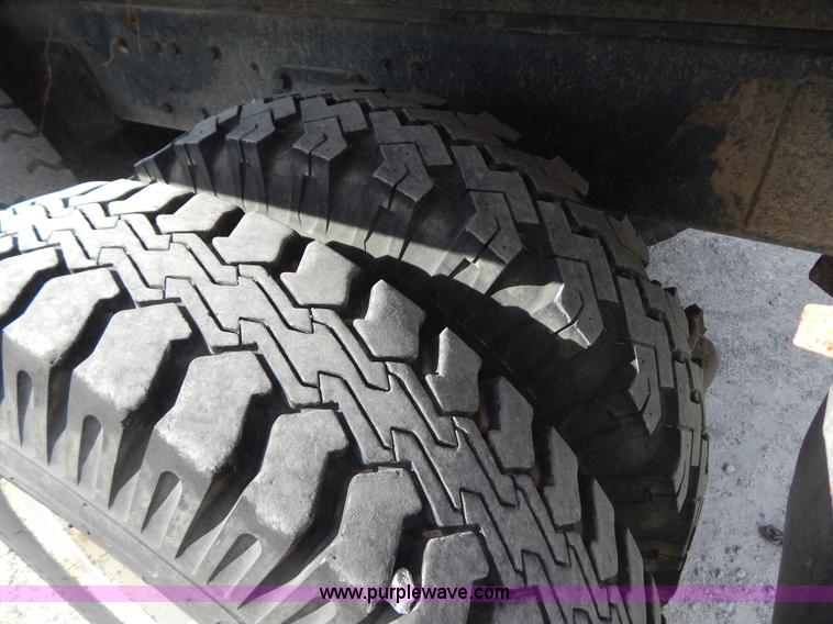 image for item I1238 1992 Ford F900 crane dump truck