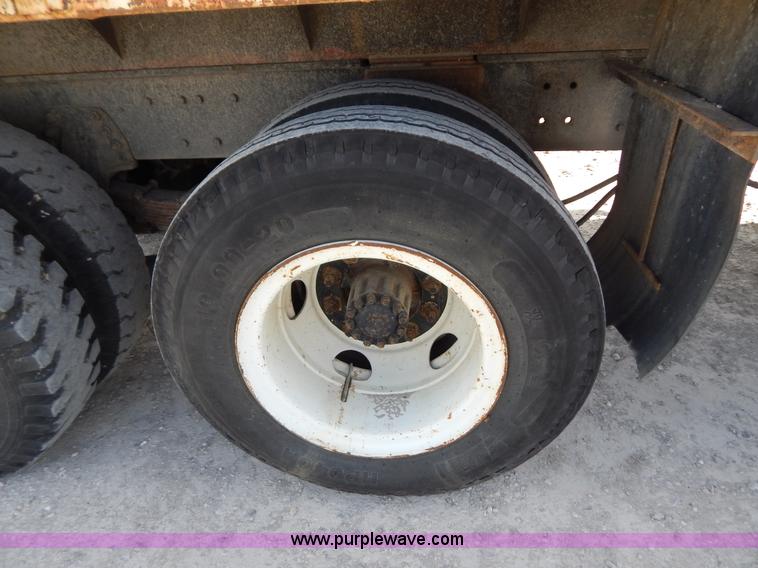 image for item I1238 1992 Ford F900 crane dump truck