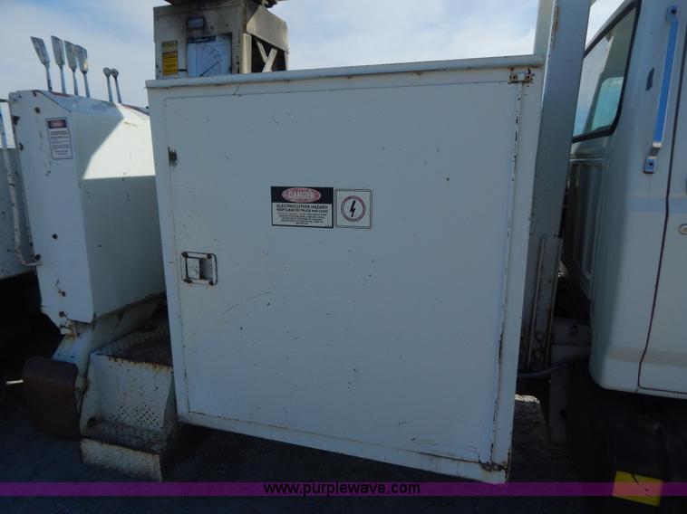 image for item I1238 1992 Ford F900 crane dump truck