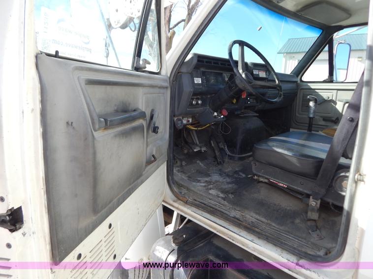 image for item I1238 1992 Ford F900 crane dump truck