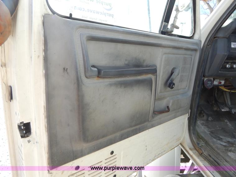 image for item I1238 1992 Ford F900 crane dump truck