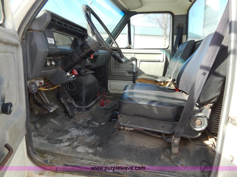 image for item I1238 1992 Ford F900 crane dump truck