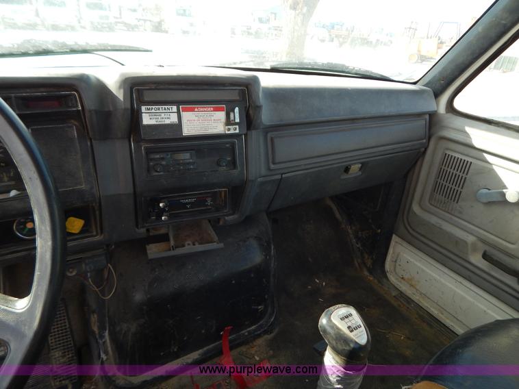 image for item I1238 1992 Ford F900 crane dump truck