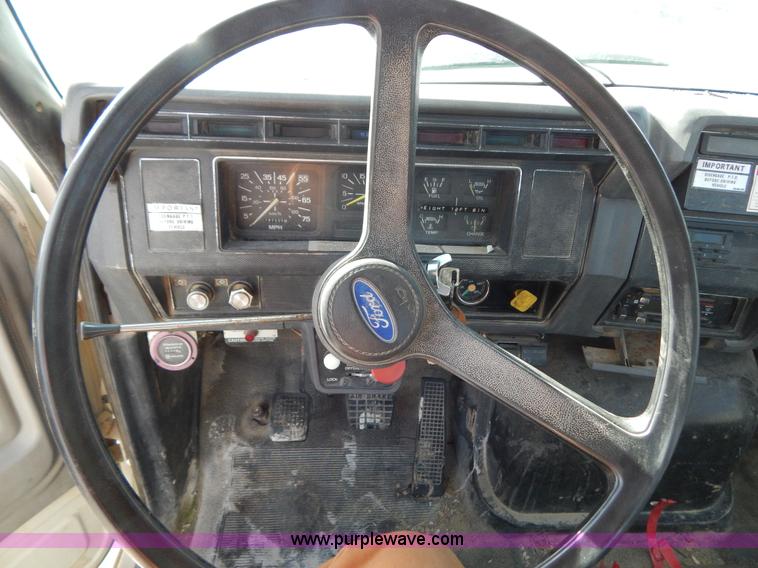 image for item I1238 1992 Ford F900 crane dump truck