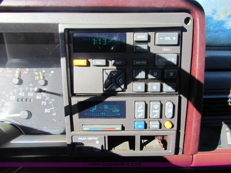 image for item AJ9457 1993 Chevrolet Suburban K1500 SUV