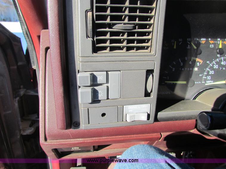 image for item AJ9457 1993 Chevrolet Suburban K1500 SUV