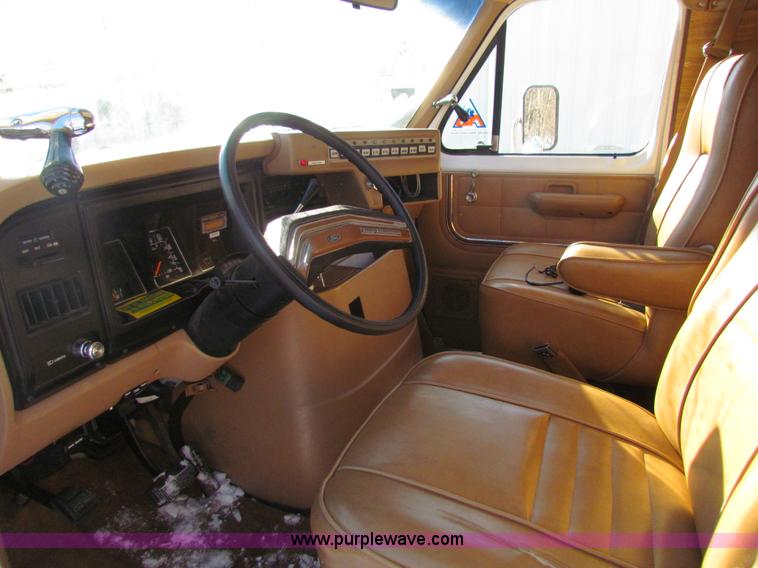 image for item AJ9458 1985 Ford Econoline E350 XL ambulance