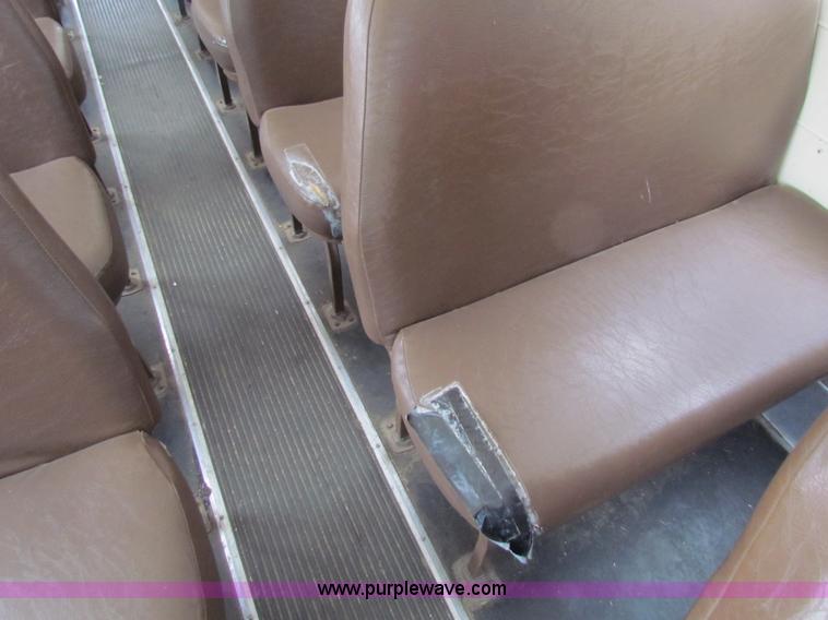 image for item AJ9463 1992 International 3800 school bus