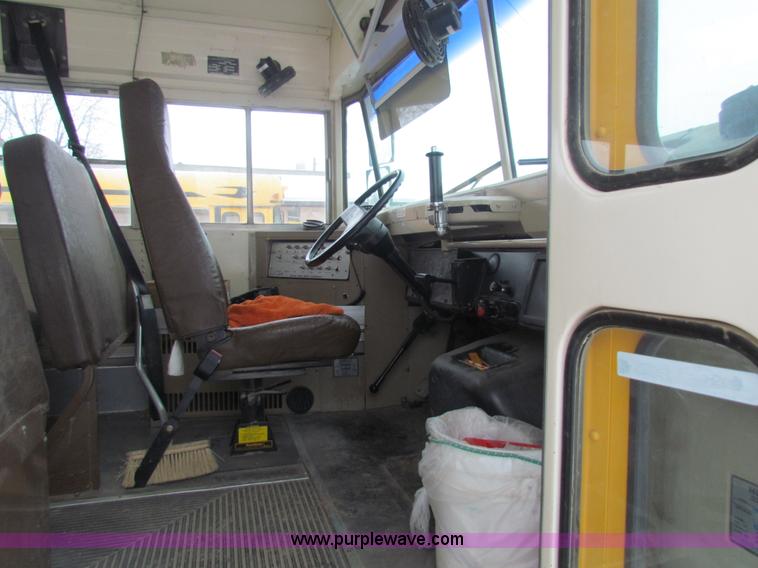 image for item AJ9464 1993 International 3800 school bus