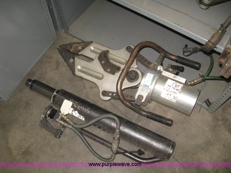 image for item AX9982 Hydraulic rescue tools