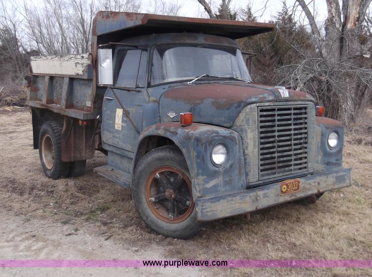 image for item C1762 1971 International Loadstar 1600 dump truck