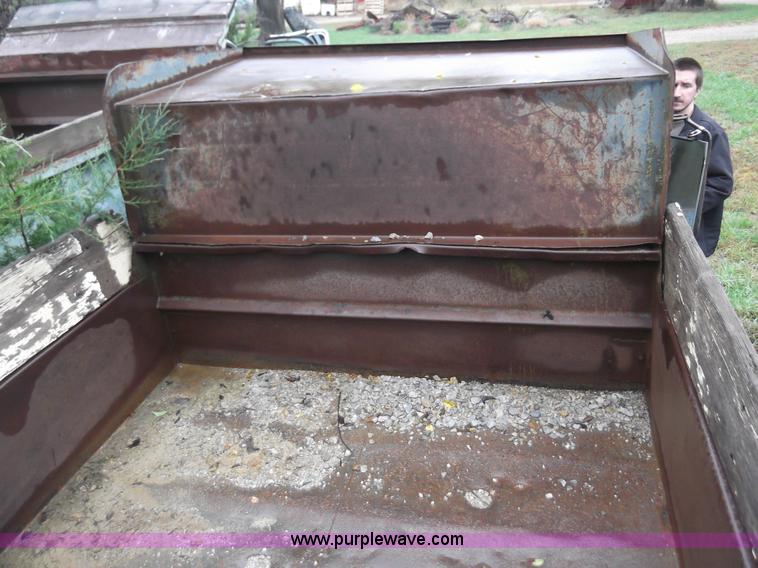 image for item C1762 1971 International Loadstar 1600 dump truck