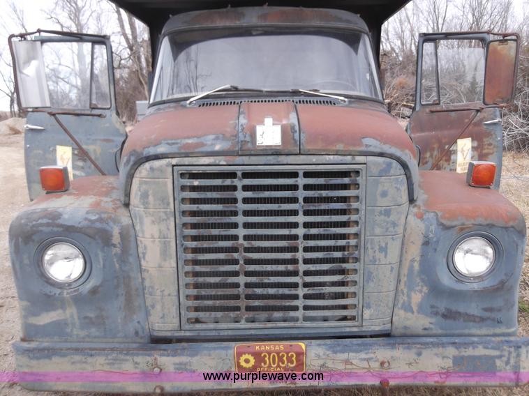 image for item C1762 1971 International Loadstar 1600 dump truck