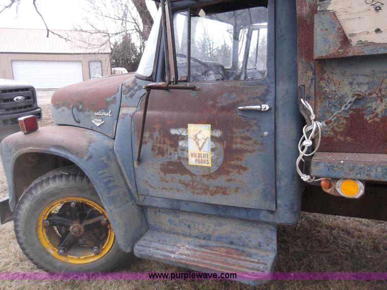 image for item C1762 1971 International Loadstar 1600 dump truck