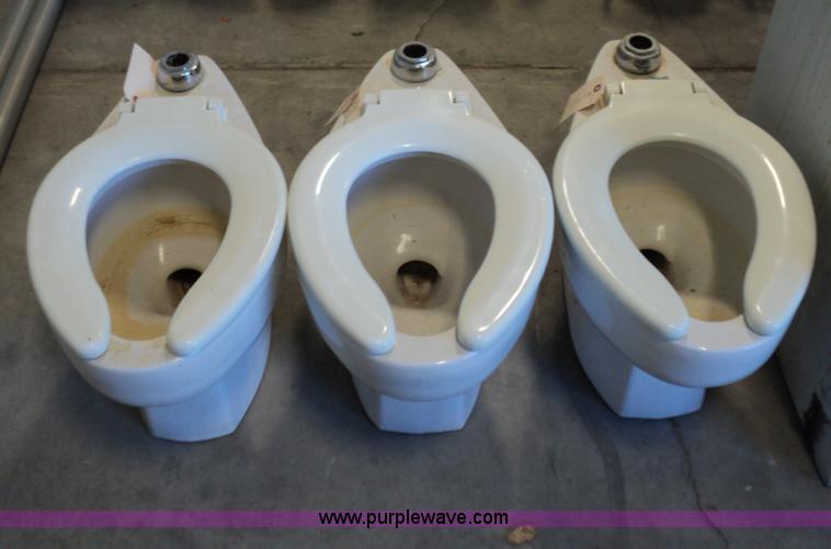 image for item C1774 Assorted bathroom equipment