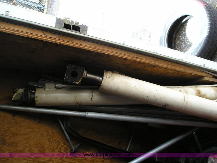 image for item C1782 (2) hydraulic cylinders