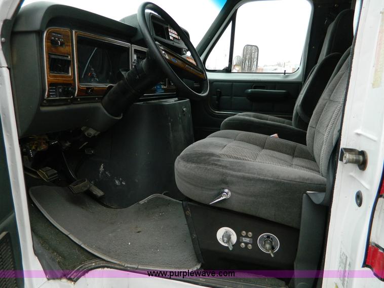 image for item D6086 1991 Ford Econoline E350 ambulance