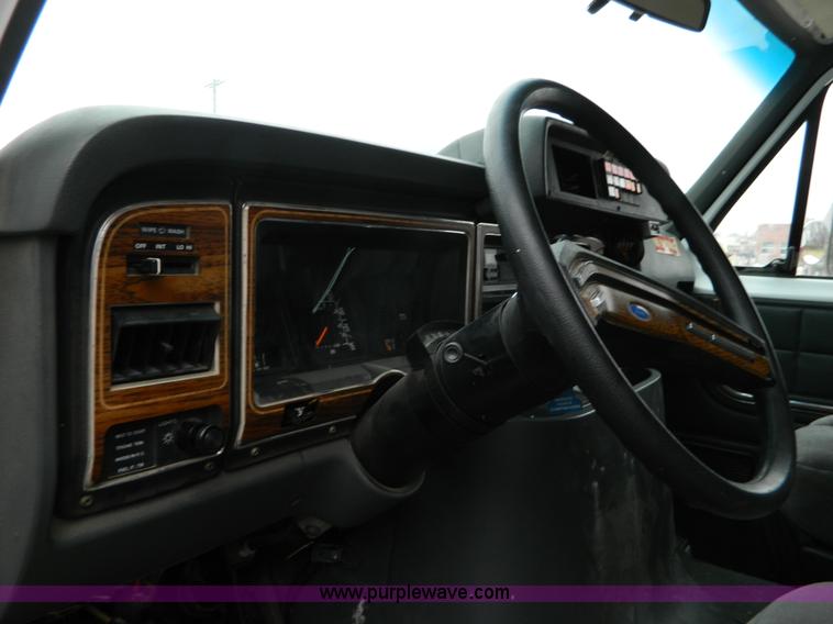 image for item D6086 1991 Ford Econoline E350 ambulance