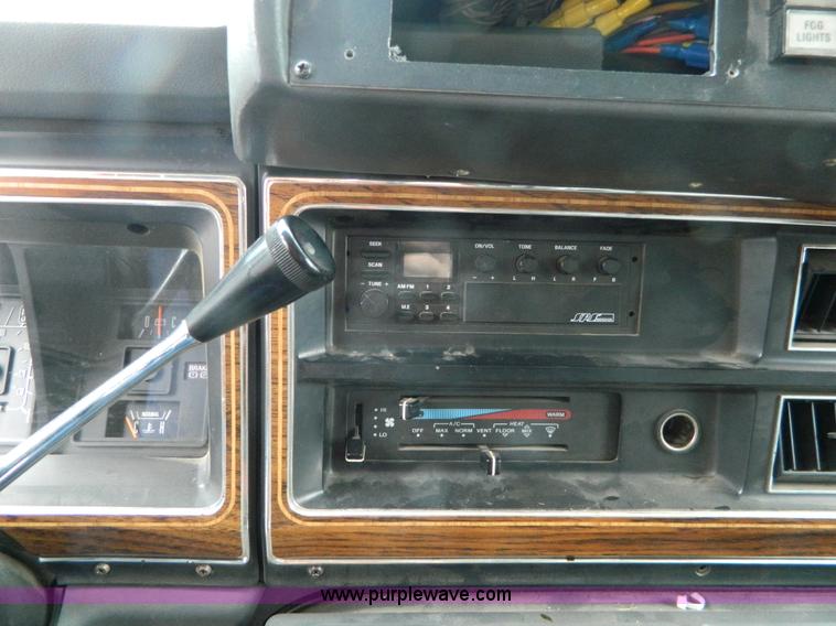 image for item D6086 1991 Ford Econoline E350 ambulance