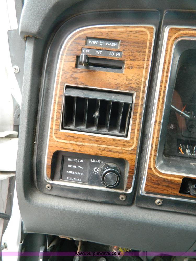 image for item D6086 1991 Ford Econoline E350 ambulance