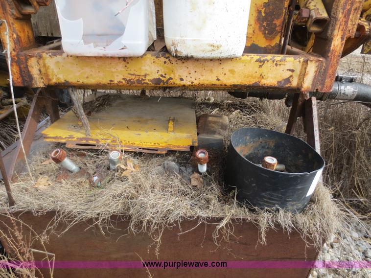 image for item F8134 Caterpillar grader chassis