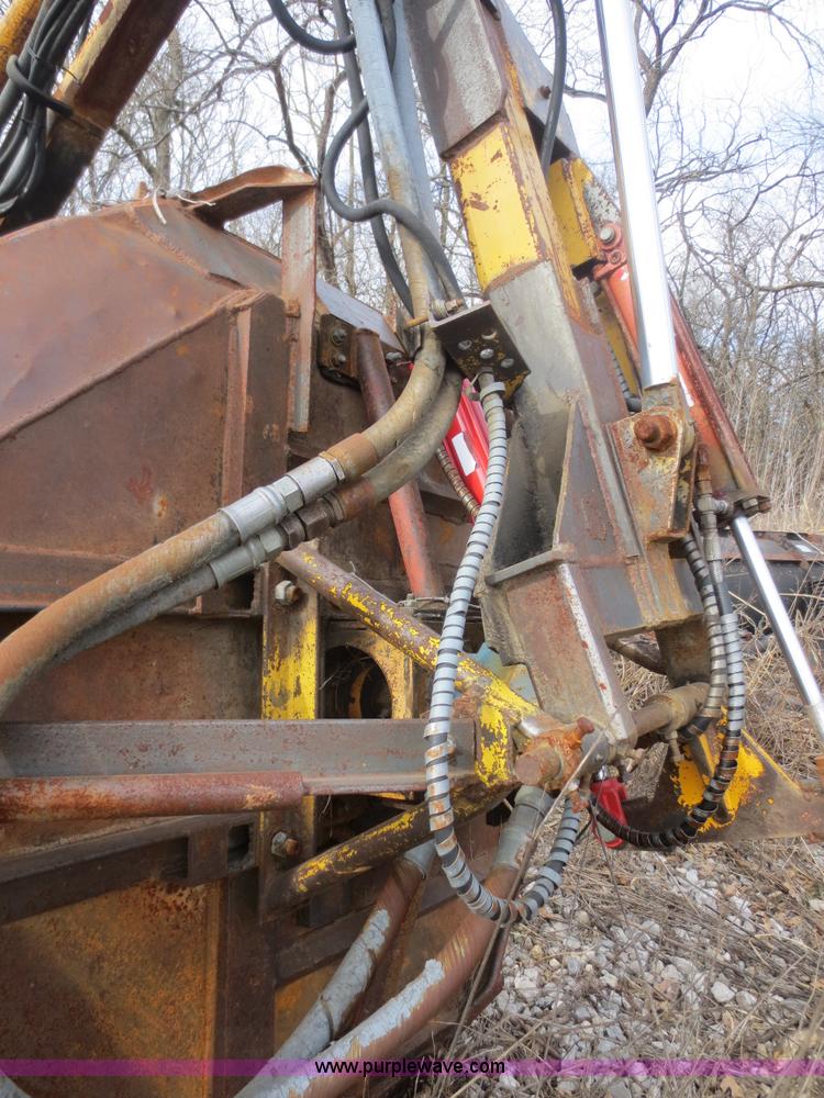 image for item F8134 Caterpillar grader chassis