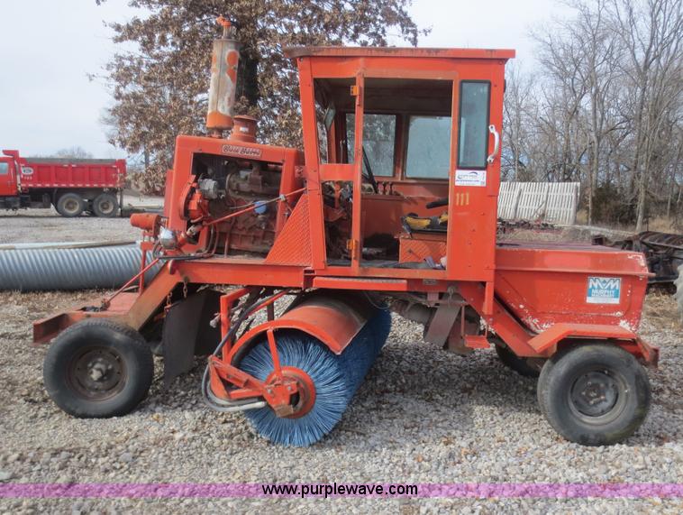 image for item F8136 1990 Broce Broom