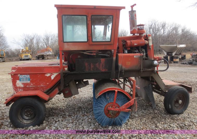 image for item F8136 1990 Broce Broom